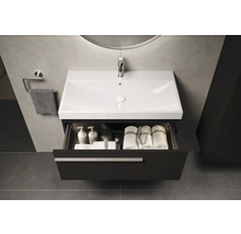 Badezimmer mit Waschtisch, Armatur, Spiegel und Handtüchern
