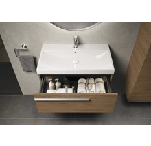 Badezimmer mit Waschbecken, offenem Unterschrank und Handtüchern