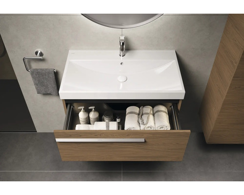 Badezimmer mit Waschbecken, offenem Unterschrank und Handtüchern