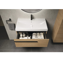 Waschtisch mit Schublade, Waschbecken und Handtüchern im Badezimmer