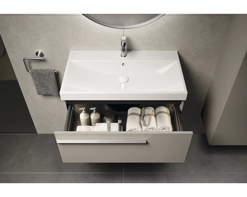 Badezimmerwaschtisch mit Schublade, Handtüchern und Kosmetikartikeln