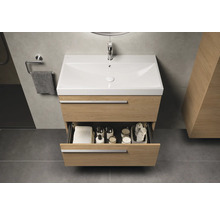 Badezimmer mit Waschtischunterschrank, Waschbecken, Armatur und offenem Schubladenfach