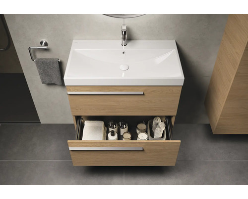 Badezimmer mit Waschtischunterschrank, Waschbecken, Armatur und offenem Schubladenfach