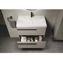 Waschtischunterschrank mit offenem Schubfach, Handtuch und Badartikeln im Badezimmer.