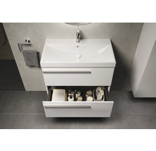 Modernes Badezimmer mit Waschtischunterschrank, offenem Auszug, Handtuch und Accessoires