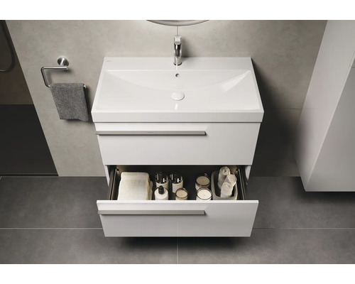 Modernes Badezimmer mit Waschtischunterschrank, offenem Auszug, Handtuch und Accessoires
