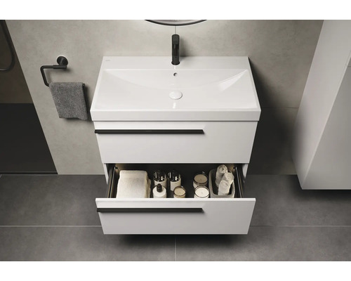 Badezimmer mit Waschbeckenunterschrank und offenem Schubfach für Badutensilien