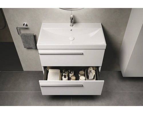 Waschtisch mit offenem Schubfach im Badezimmer