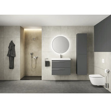 Modernes Badezimmer mit Dusche, Waschtisch, Spiegelschrank, Hochschrank und Toilette.