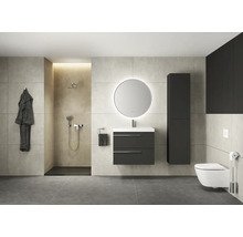 Modernes Badezimmer mit Dusche, Waschtisch, Spiegel und Toilette.