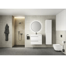Modernes Badezimmer mit Dusche, Waschtisch, Spiegel, Toilette und Aufbewahrungsschränken.