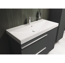 Waschtisch mit Unterschrank und Armatur im Badezimmer