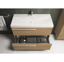 Badezimmer mit Waschtischunterschrank, offenem Schubfach, Waschbecken und Armatur.