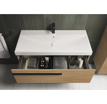 Waschtischunterschrank mit offenem Schubfach, Waschbecken, Armatur und Badutensilien.