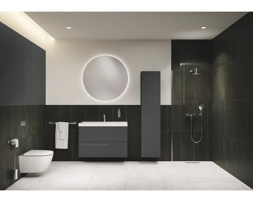 Modernes Badezimmer mit Toilette, Waschtischunterschrank, Spiegelschrank, Dusche und Fliesen.