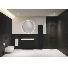 Modernes Badezimmer mit Toilette, Waschtisch, Spiegel und Dusche