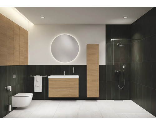 Badezimmer mit Waschtisch, Spiegel, Toilette und Dusche