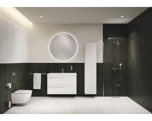 Modernes Badezimmer mit Toilette, Waschtisch, Spiegel und Dusche