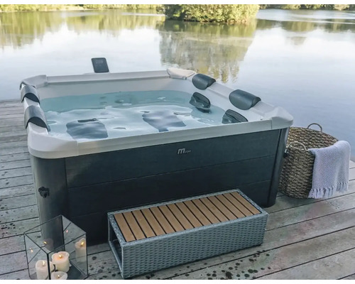 Außenwhirlpool auf einer Holzterrasse mit Blick auf einen See