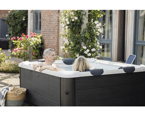 Szene mit einem Whirlpool im Garten mit zwei Personen