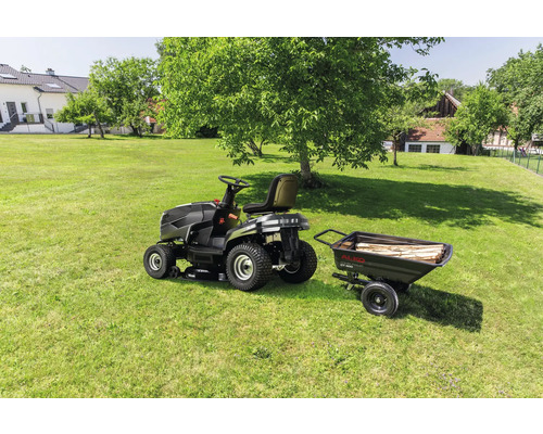 Aufsitzrasenmäher mit Anhänger auf einer Rasenfläche