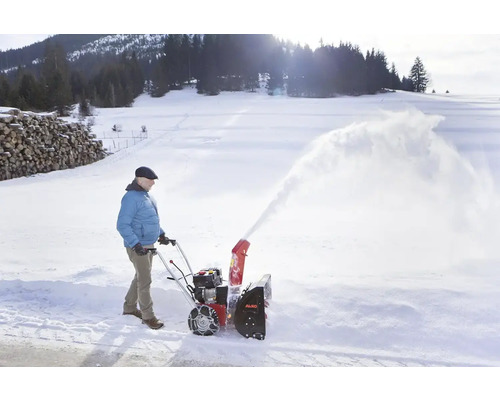 Eine Person benutzt eine Schneefräse von AL-KO, um Schnee zu räumen.