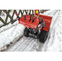 Schneefräse auf einer verschneiten Fläche