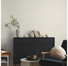 Wohnraum mit gemusterter Tapete, Kommode, Sessel und Dekoration