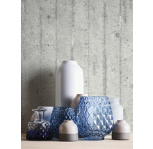 Dekorative Vasen vor einer Betonwand