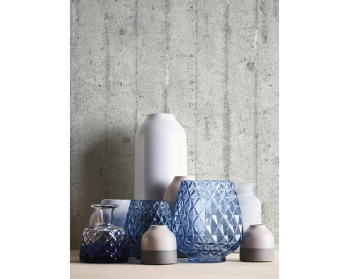 Dekorative Vasen vor einer Betonwand