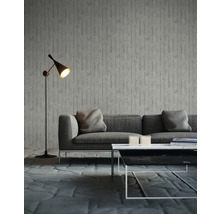 Wohnzimmer mit Sofa, Stehlampe und Couchtisch