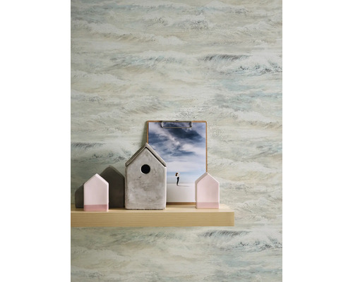 Dekoratives Wandbild mit abstrakten Wellenmustern, Holzregal, Dekohäusern und einer Fotografie