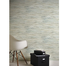 Raumansicht mit gemusterter Tapete, einem Stuhl und Aufbewahrungsboxen