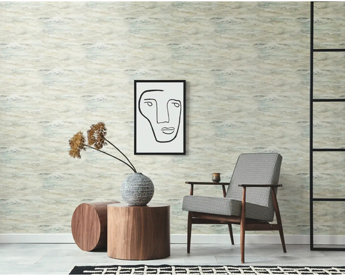 Szene mit gemusterter Tapete, Sessel, Kunstwerk und Beistelltischen für die Raumgestaltung