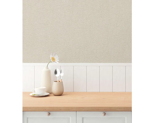 Szene mit beiger Vliestapete in Leinenoptik über einer weißen Holzpaneelwand