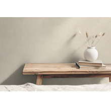 Dekorative Szene mit Holzbank, Büchern und Vase mit Gräsern