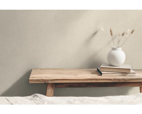 Dekorative Szene mit Holzbank, Büchern und Vase mit Gräsern