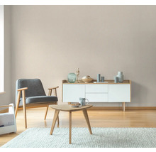 Wohnzimmer mit Sessel, Tisch und Kommode in hellem Design