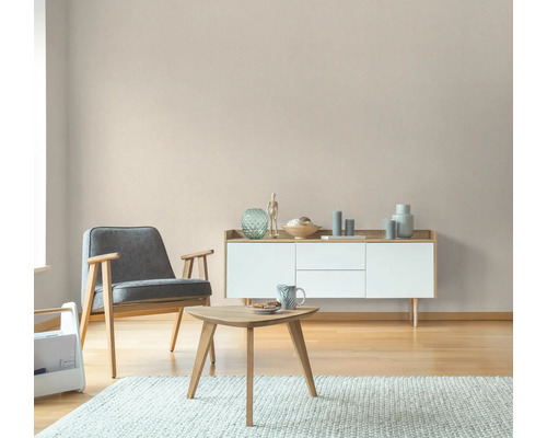 Wohnzimmer mit Sessel, Tisch und Kommode in hellem Design