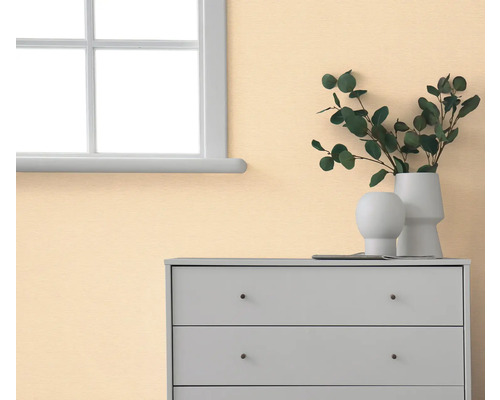 Raumszene mit Kommode, Dekoration und Fenster