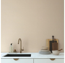 Küchenszene mit Spüle, Armatur, Schneidebrettern und Geschirr auf einer Küchentheke