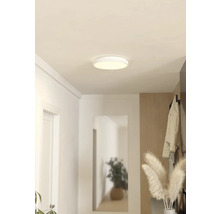 Moderne Deckenleuchte in einem hellen Flur