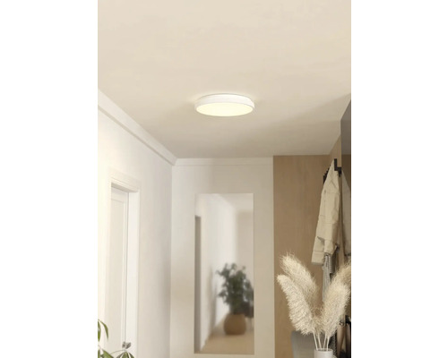 Moderne Deckenleuchte in einem hellen Flur