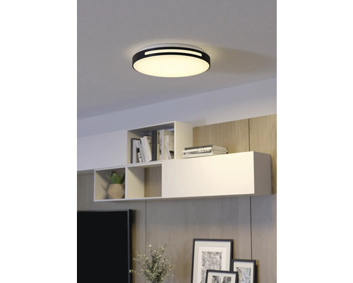 Runde Deckenleuchte im Wohnzimmer