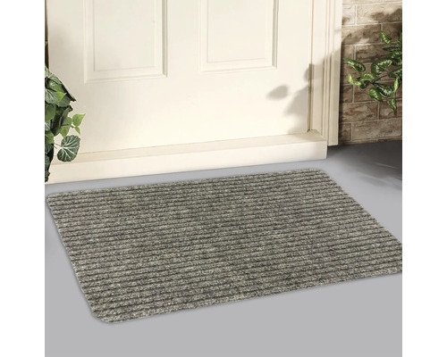 Fußmatte aus Textil vor einer Tür