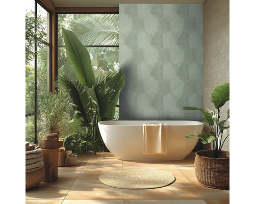 Helles Badezimmer mit freistehender Badewanne, Pflanzen und floraler Tapete für ein entspannendes Ambiente