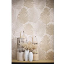 Dekorative Wand mit Blättermuster und Windlichtern