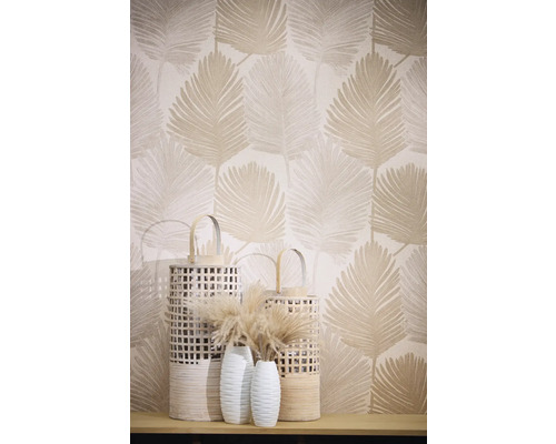 Dekorative Wand mit Blättermuster und Windlichtern