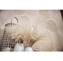 Dekorative Tapete mit Blattmuster, Weidenkörbe und getrockneten Blumen in weißen Vasen