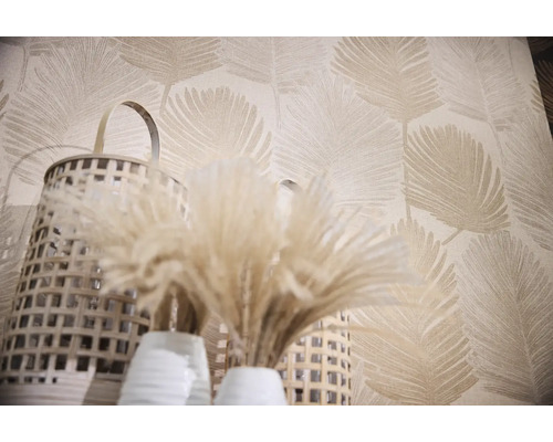 Dekorative Tapete mit Blattmuster, Weidenkörbe und getrockneten Blumen in weißen Vasen